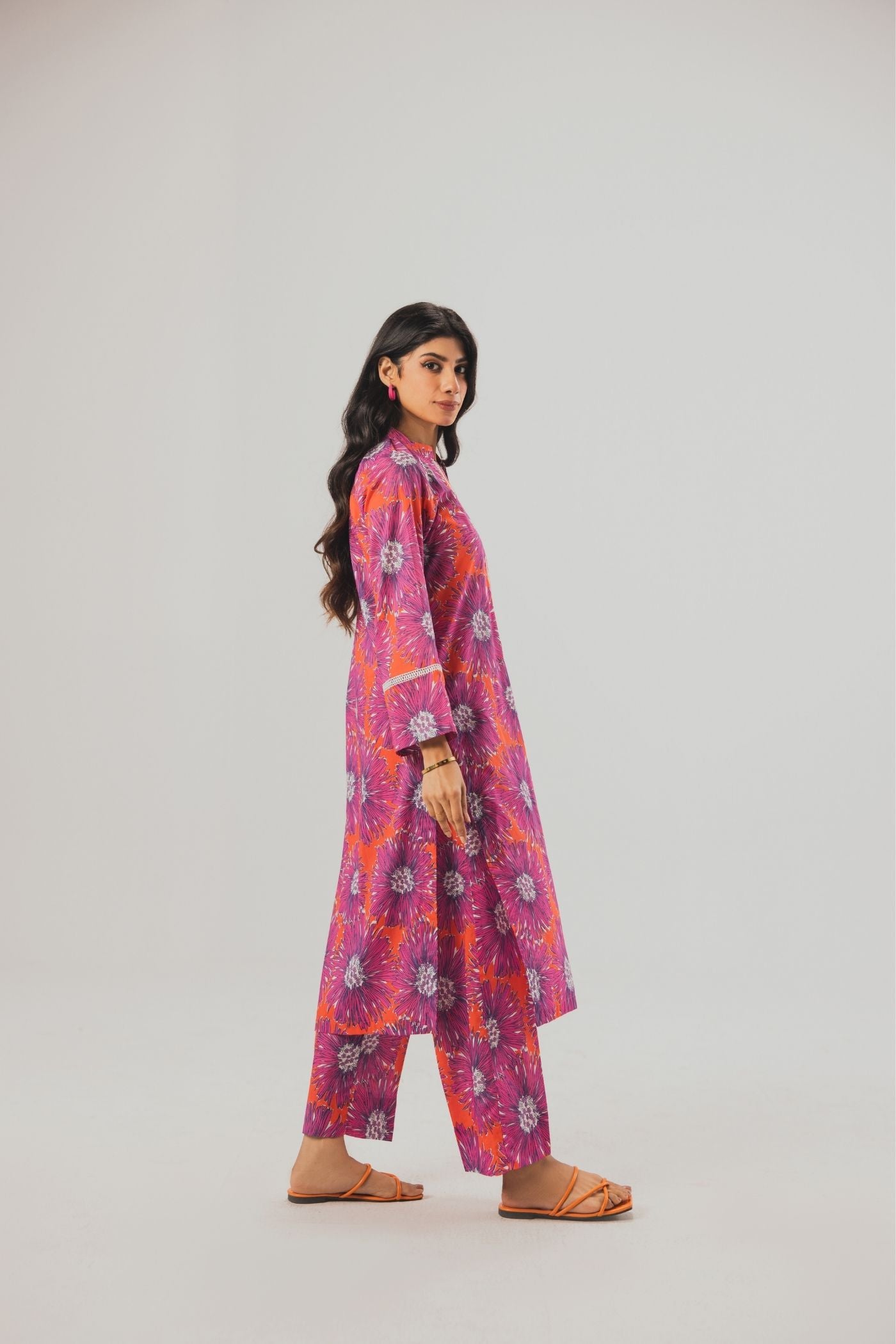 Premium Digital Printed Lawn Fabric (Gigantic Flowers)